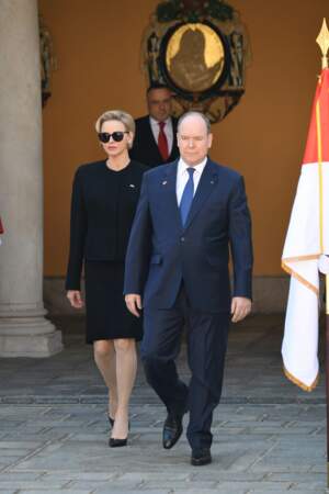 Le prince Albert II de Monaco et la princesse Charlène s'avancent dans la cour d'honneur du palais de Monaco