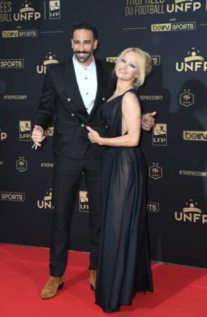 Pamela Anderson et Adil Rami, aux trophées de l'Union Nationale des Footballeurs Professionnels, le 19 mai 2019