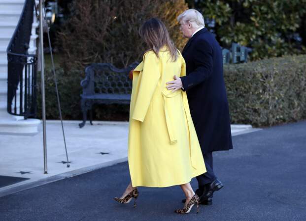 Melania Trump en long manteau jaune