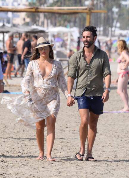  Eva Longoria et son mari José Baston se promènent sur une plage à Ibiza