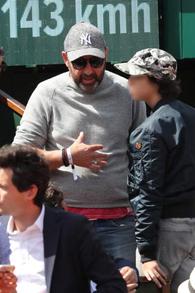 Kad Merad arrive sur le court de Roland Garros avec son fils Khalil Merad
