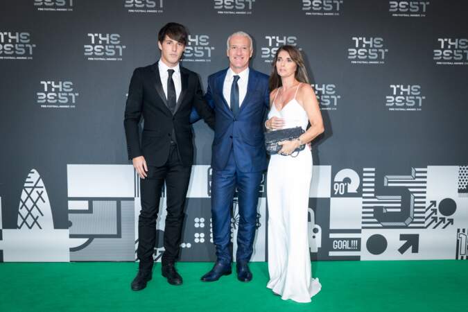Claude Deschamps a illuminé le green carpet de sa robe blanche lors de la soirée des trophées FIFA 2018