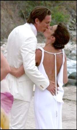Un joli baiser échangé entre les jeunes mariés Alessandra Sublet et Thomas Volpi 