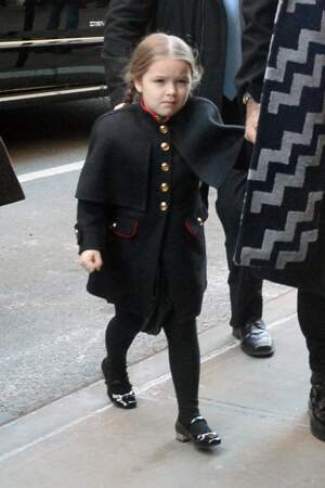Look maîtrisé pour la petite Harper Seven Beckham, en veste militaire signée Burberry, automne/hiver 2015.