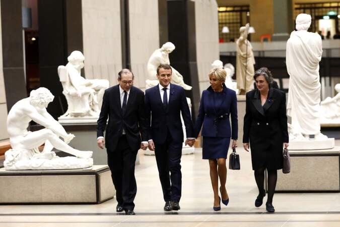 Brigitte et Emmanuel Macron, toujours main dans la main, déambulent dans les travées du musée d'Orsay. 