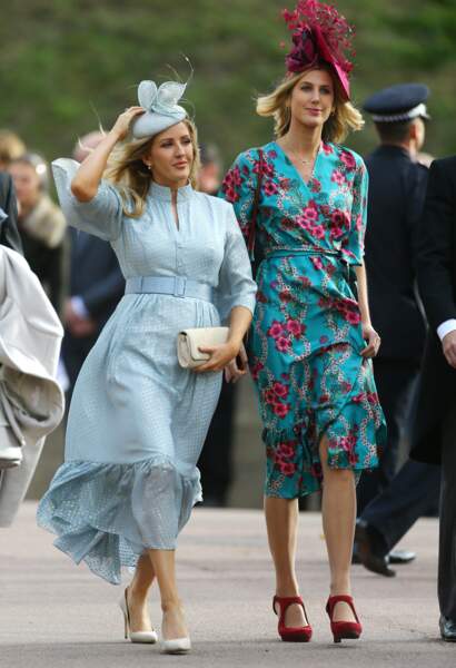 La chanteuse Ellie Goulding (gauche) assortit son chapeau dentelé bleu ciel à sa robe au mariage royal.