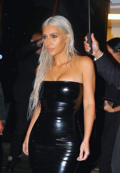 Kim Kardashian cheveux longs, colorés et robe bustier chez Tom Ford