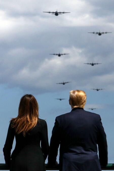 Le couple Trump de dos pendant l'hommage au D Day - Défilé aérien franco-américain depuis la table d'Omaha Beach