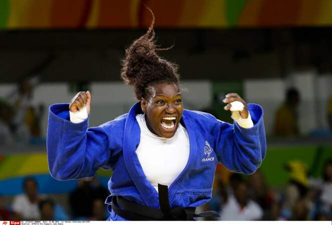 La judoka française Emilie Andéol triomphe après sa victoire en finale