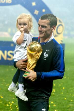 Antoine Griezmann et sa fille Mia après la victoire des Bleus