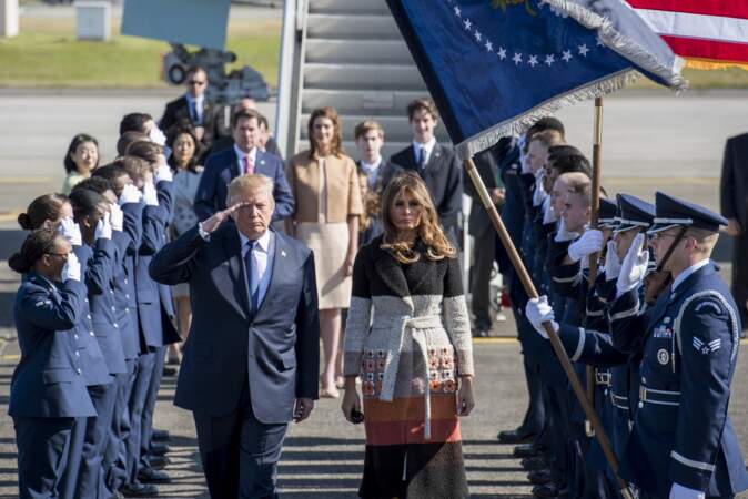 Pour son arrivée au Japon, Melania Trump a choisi un manteau en laine chic et coloré signé Fendi