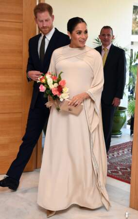 Le 24 février 2019 au Maroc, meghan Markle enceinte porte une robe-cape sur-mesure signée Dior