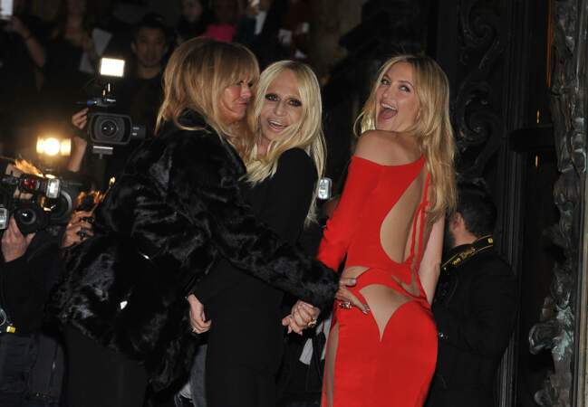 Sourires complices entre mère et fille avant le show Versace