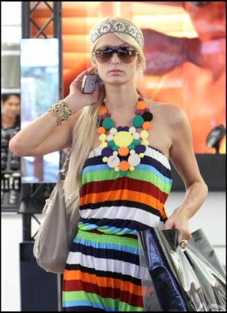 En reine des gypsyteuse, Paris Hilton aime accessoiriser son look avec un foulard bandeau