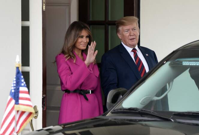 Melania Trump a noué son manteau Louis Vuitton avec une ceinture noire