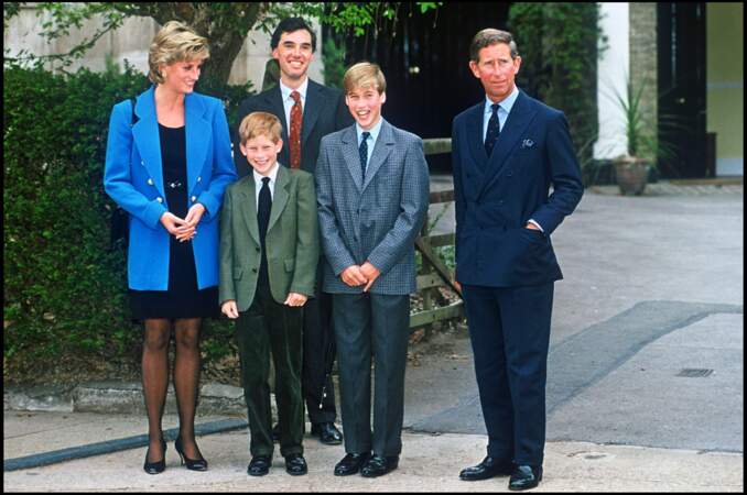 Le prince Charles, Lady Diana, le prince Harry et le prince William, pour leur rentrée scolaire, au collège Eton, en 1995.