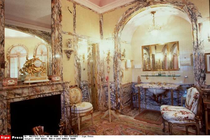 Débauche de marbre, typique du style Urban, dans l'une des 33 salles de bain originelles de la propriété.