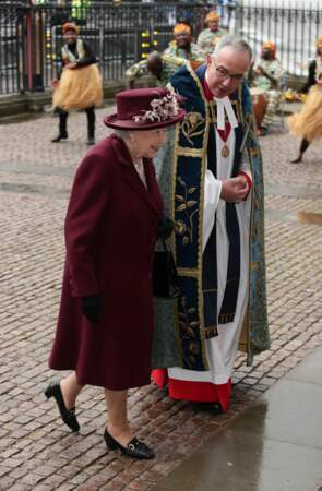 La reine Elizabeth II très chic tout en bordeaux