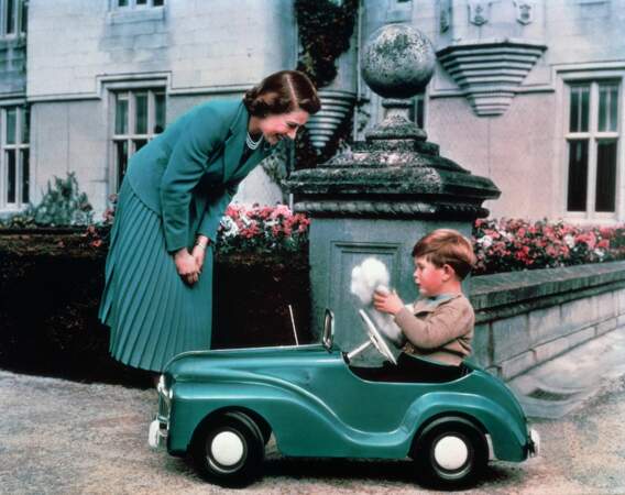 Elizabeth, avec son fils Charles III, dans les jardins de Balmoral, en 1952.