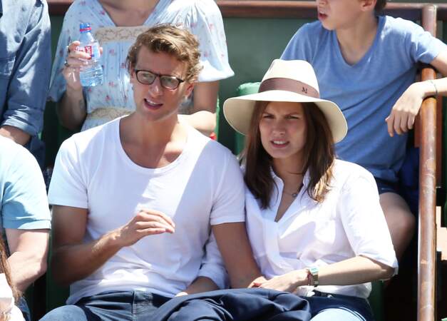 Arthur de Villepin et sa compagne, Ana Girardot, dans les tribunes de Roland Garros, le 6 juin 2015