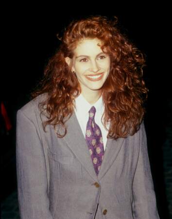 1990, Julia Roberts fait ses premiers pas de "star" après le succès de Pretty Woman et dévoile sa fameuse crinière rousse et ondulée.