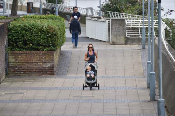 Pippa Middleton - qui a retrouvé la ligne - en promenade avec son petit Arthur, à Londres, le 6 août 2019.