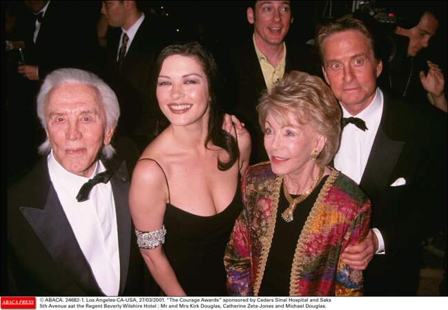 Le couple avec Kirk Douglas, le père de Michael Douglas, et sa belle-mère Anne (2001)
