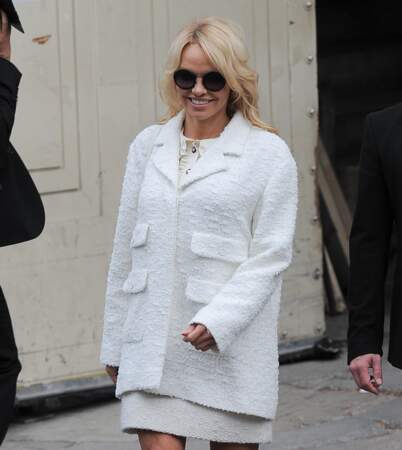 Blondeur californienne et volume XXXL pour Pamela Anderson lors de la Fashion Week parisienne