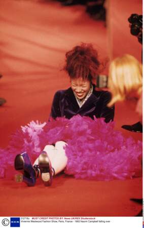 Naomi Campbell chute lors du défilé Vivienne Westwood en 1993