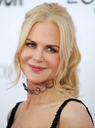Nicole Kidman choisit un choker argenté qui va bien avec ses cheveux blonds