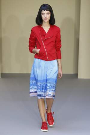 L'esprit méditerrannée chez Agnès B. avec la jupe "port" et les baskets rouges