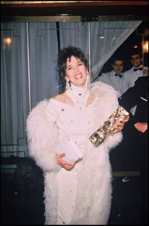Isabelle Adjani, en robe blanche et manteau à plumes, remporte le César en 1984 pour "L'Eté meurtrier"