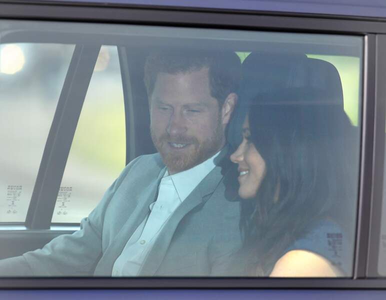 Harry et Meghan arrivent au château de Windsor où se tiendra, dès le lendemain, leur mariage. Elle semble ravie.