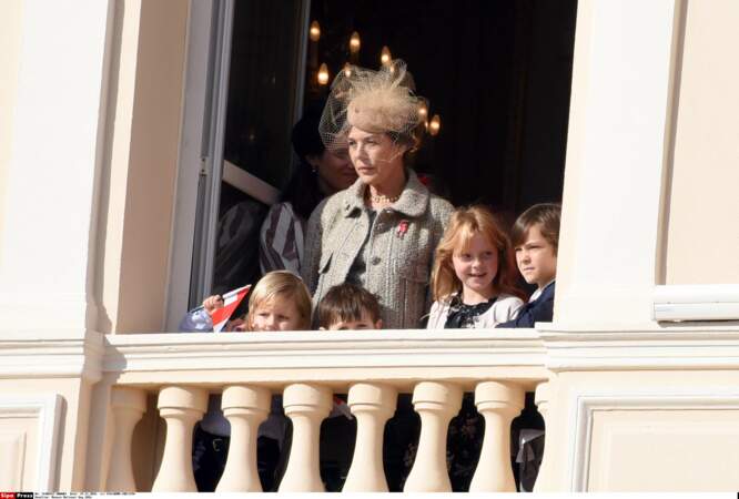 Au balcon du Palais princier, Caroline de Monaco porte un bibi à voilette