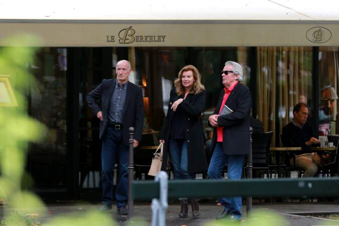 Alain Delon et Valérie Trierweiler sortent du restaurant "Le Berkeley" à Paris le 1er juillet 2017.