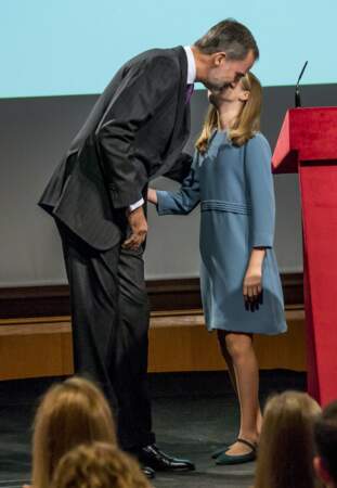 Felipe, embrassant sa fille Leonor, héritière au trône, après le premier discours public le 31 octobre 2018