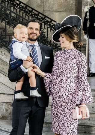 Le prince Carl Philip de Suède en compagnie de sa femme Sofia enceinte et de leur fils Alexandre le 14 juillet 2017