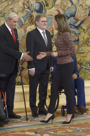 Letizia d'Espagne serre des mains au palais de Zarzuela