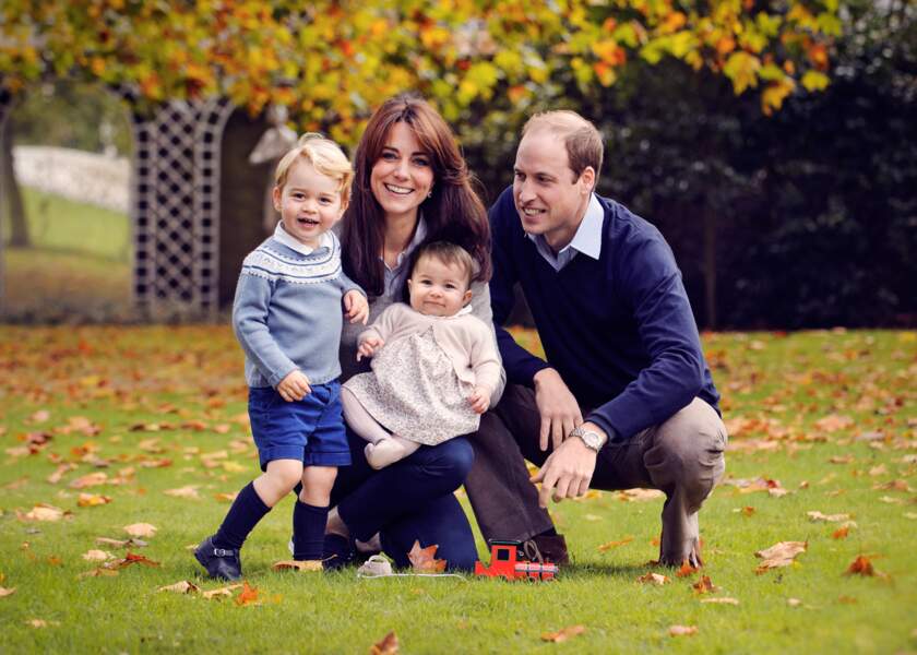 Kate, William, George et Charlotte d'Angleterre posent dans le jardin du Palais de Kensington fin octobre 2015