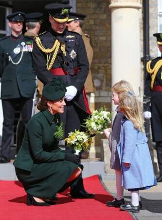 Kate Middleton et le prince William reçoivent un bouquet lors de la Saint Patrick à Hounslow à l'ouest de Londres.