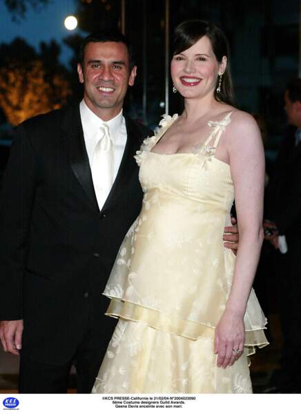 Geena Davis, enceinte, et son mari lors des Costume Designers Guild Awards à Los Angeles en 2004
