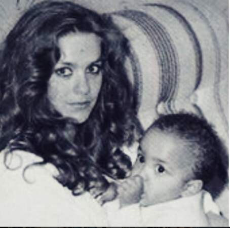 Tony bébé dans les bras de sa ravissante maman, Pamela 