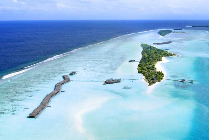  Un petit paradis vert et bleu vu du ciel, c'est le LUX* SOUTH ARI ATOLL aux Maldives.
