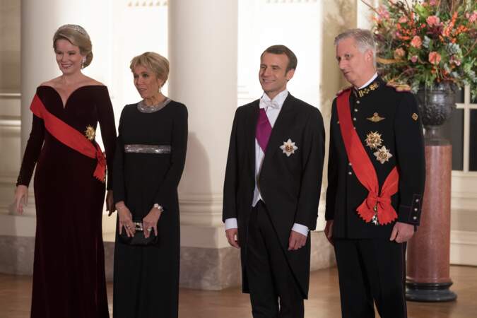 Brigitte Macron en robe de vestale noire et grise scintillante Louis Vuitton le 19 novembre