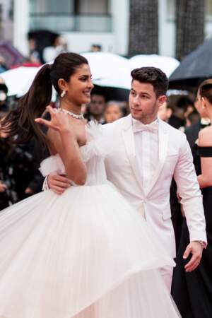 La queue de cheval virevoltante de Priyanka Chopra, au bras de Nick Jonas à Cannes, le 18 mai 2019