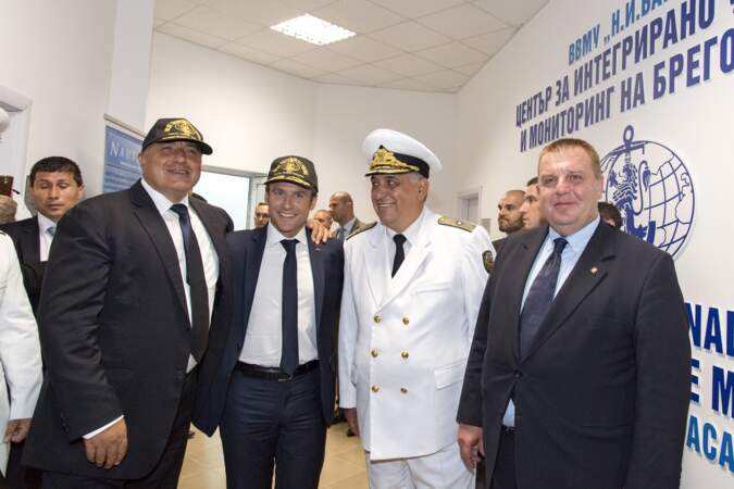 Emmanuel Macron et le premier ministre bulgare se coiffent de la casquette de l'académie navale