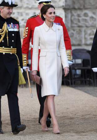 Kate Middleton très chic en manteau Catherine Walker et un chignon bas sophistiqué