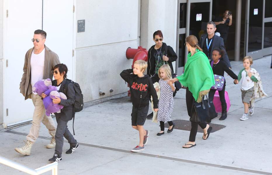 Shiloh Jolie-Pitt, avec ses parents et ses frères et soeurs à l'aéroport de L.A., en février 2014