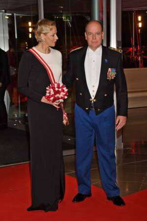 La princesse Charlene, radieuse avec un bouquet de fleurs, et le prince Albert II