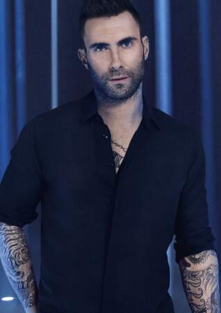 Adam Levin, chanteur de Maroon 5 et égérie YSL Beauté a les bras et le dos 100% tatoué